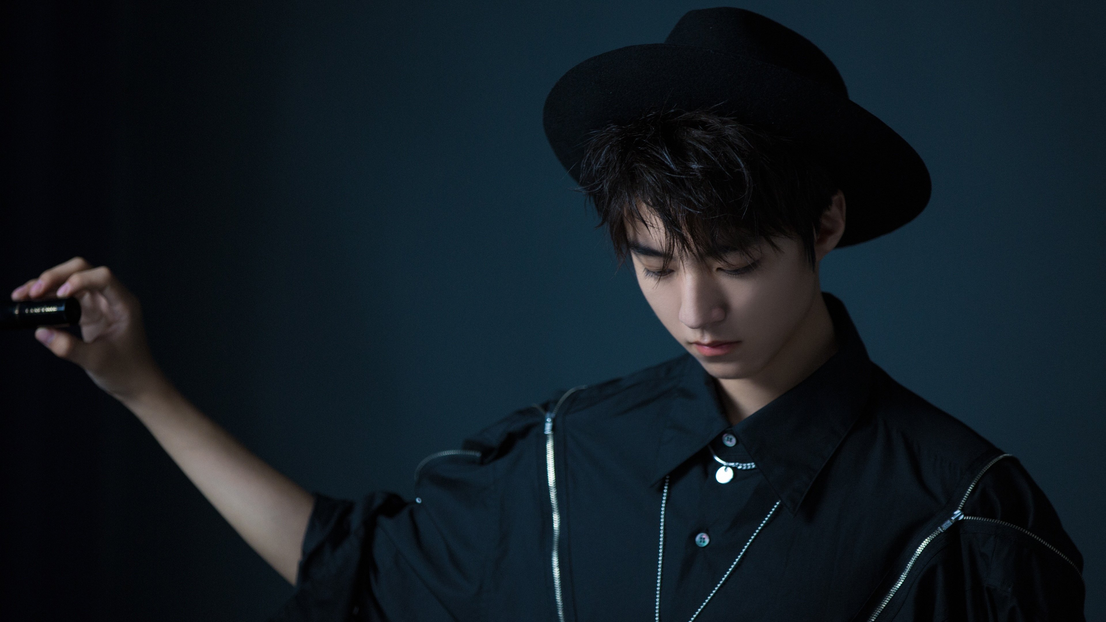 球迷疯狂庆祝球队在全球篮球赛上的胜利,球迷狂欢